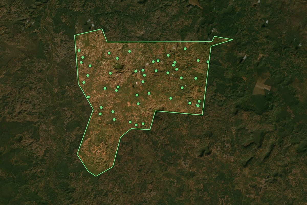 Imagem de satélite de Arraial (PI), com o contorno do município e a posição dos imóveis desta página.