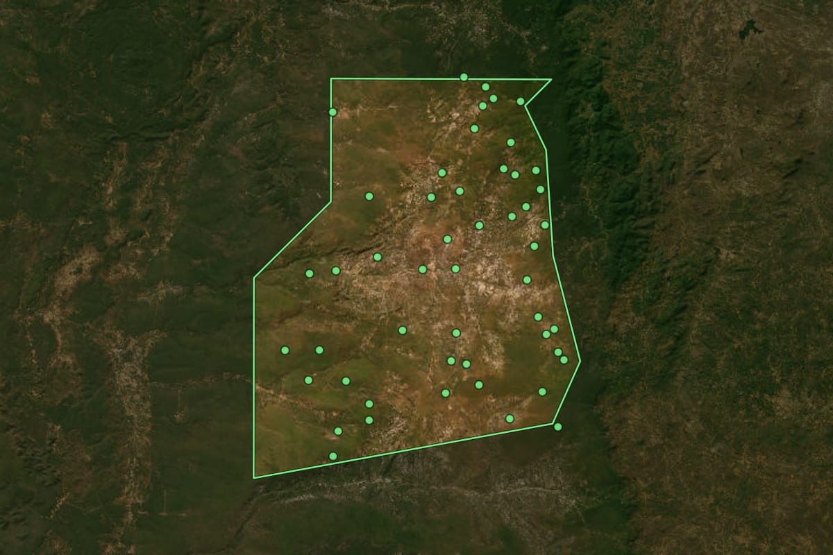 Imagem de satélite de Assunção do Piauí (PI), com o contorno do município e a posição dos imóveis desta página.