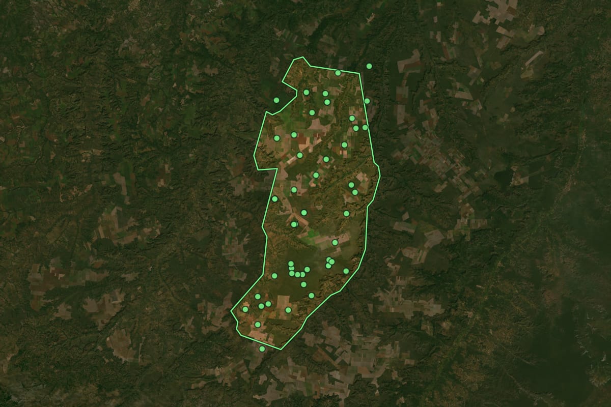 Imagem de satélite de Baixa Grande do Ribeiro (PI), com o contorno do município e a posição dos imóveis desta página.