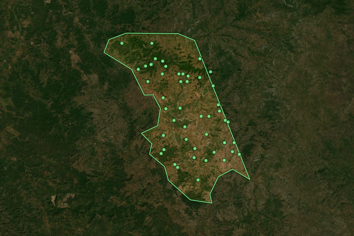 Imagem de satélite de Beneditinos (PI), com o contorno do município e a posição dos imóveis desta página.