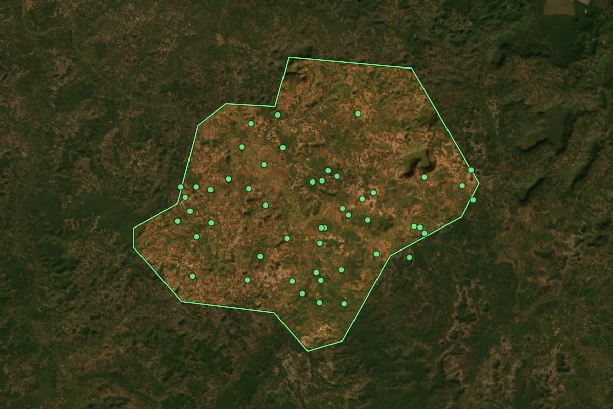 Imagem de satélite de Cajazeiras do Piauí (PI), com o contorno do município e a posição dos imóveis desta página.