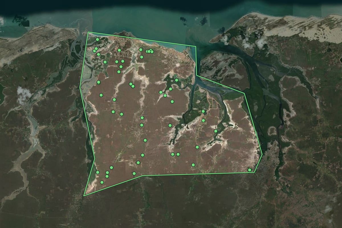 Imagem de satélite de Cajueiro da Praia (PI), com o contorno do município e a posição dos imóveis desta página.