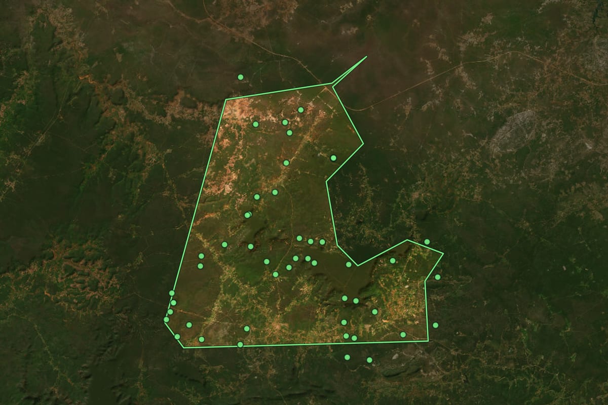 Imagem de satélite de Campo Alegre do Fidalgo (PI), com o contorno do município e a posição dos imóveis desta página.