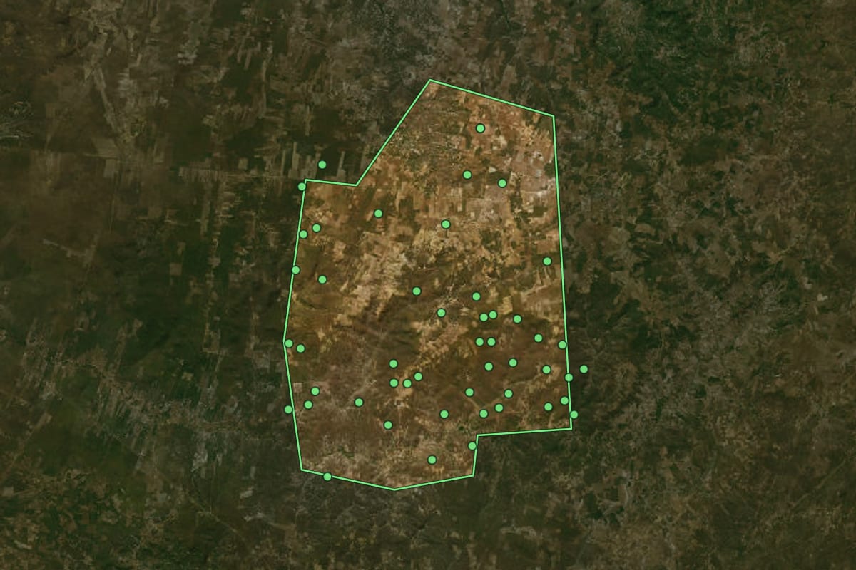 Imagem de satélite de Campo Grande do Piauí (PI), com o contorno do município e a posição dos imóveis desta página.