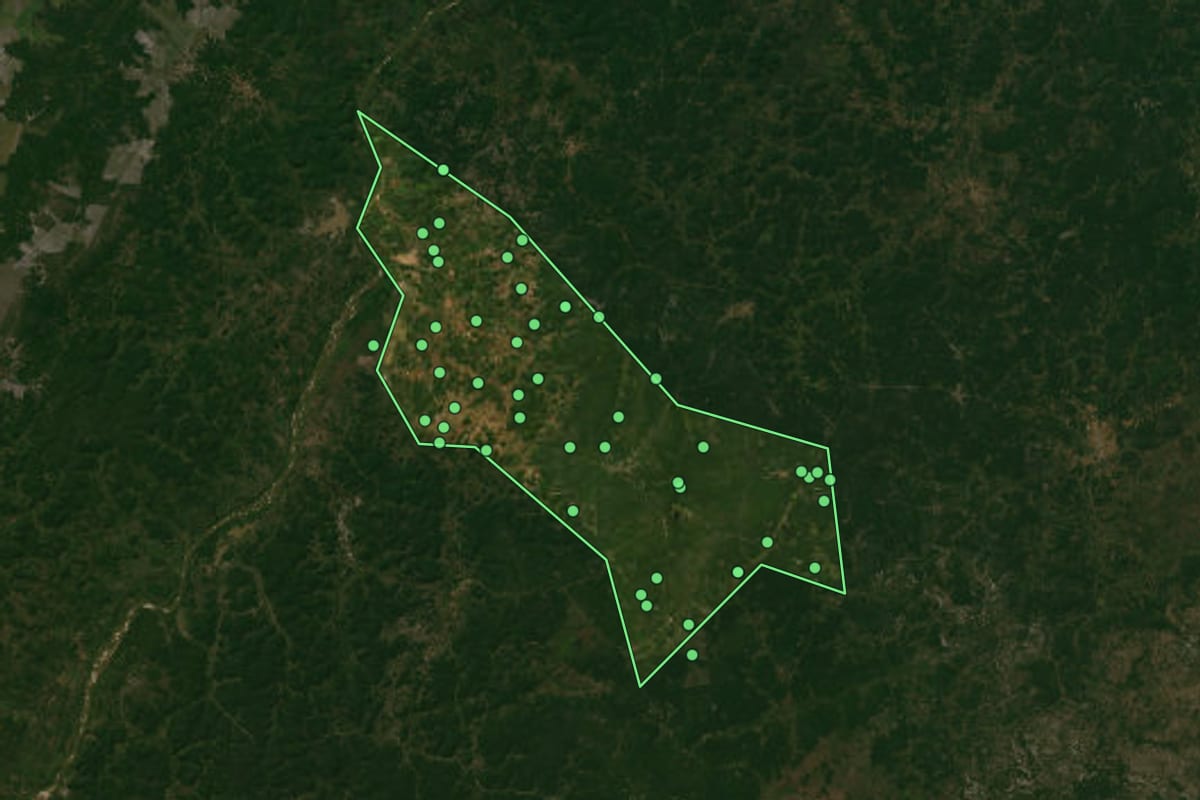 Imagem de satélite de Campo Largo do Piauí (PI), com o contorno do município e a posição dos imóveis desta página.