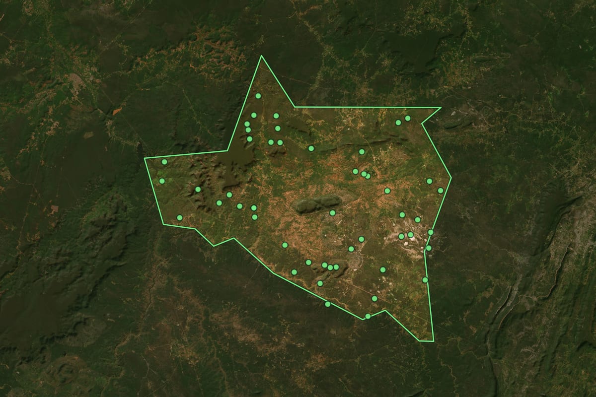 Imagem de satélite de Capitão Gervásio Oliveira (PI), com o contorno do município e a posição dos imóveis desta página.