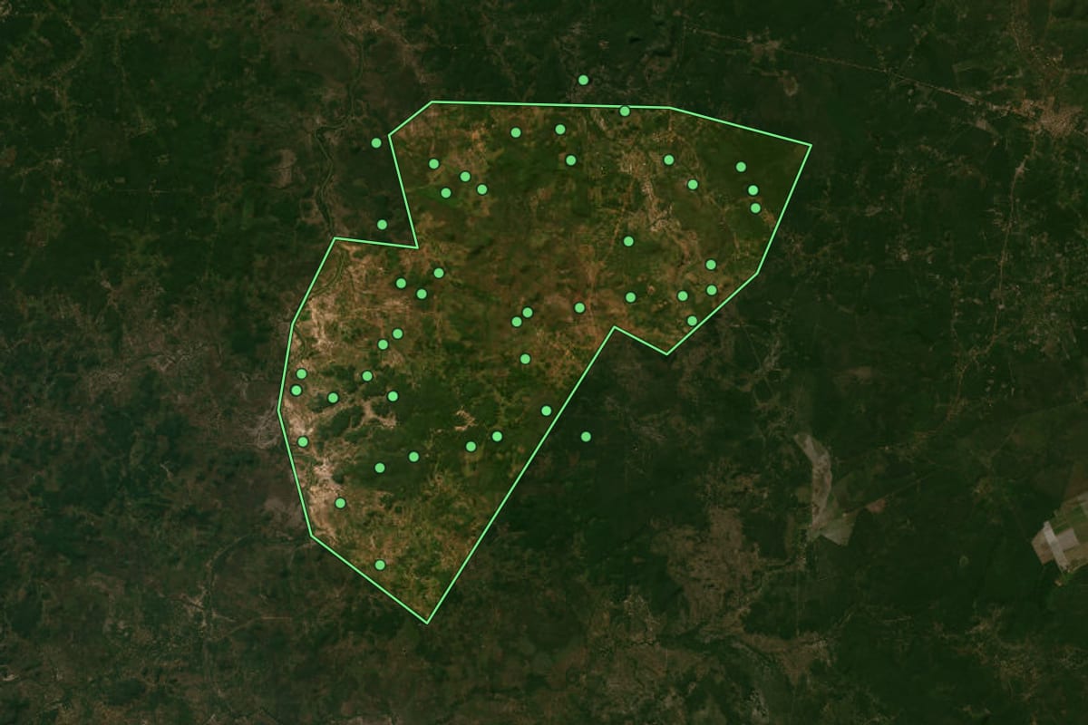 Imagem de satélite de Caraúbas do Piauí (PI), com o contorno do município e a posição dos imóveis desta página.