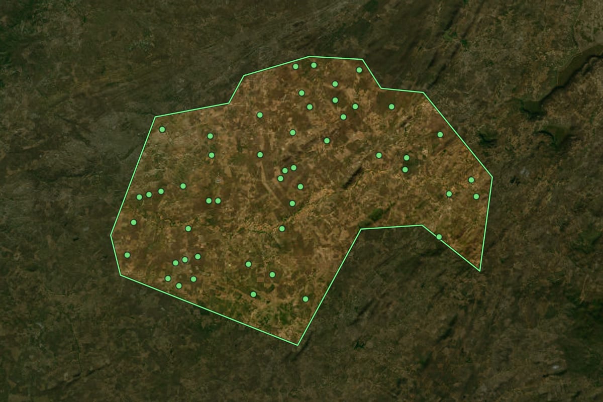 Imagem de satélite de Caridade do Piauí (PI), com o contorno do município e a posição dos imóveis desta página.