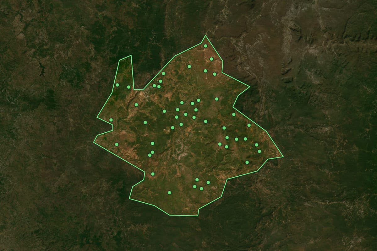 Imagem de satélite de Castelo do Piauí (PI), com o contorno do município e a posição dos imóveis desta página.
