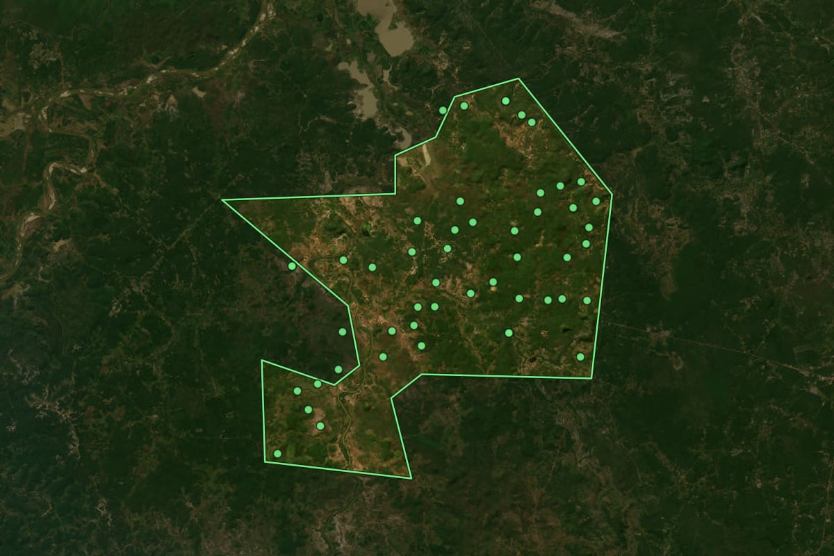 Imagem de satélite de Caxingó (PI), com o contorno do município e a posição dos imóveis desta página.