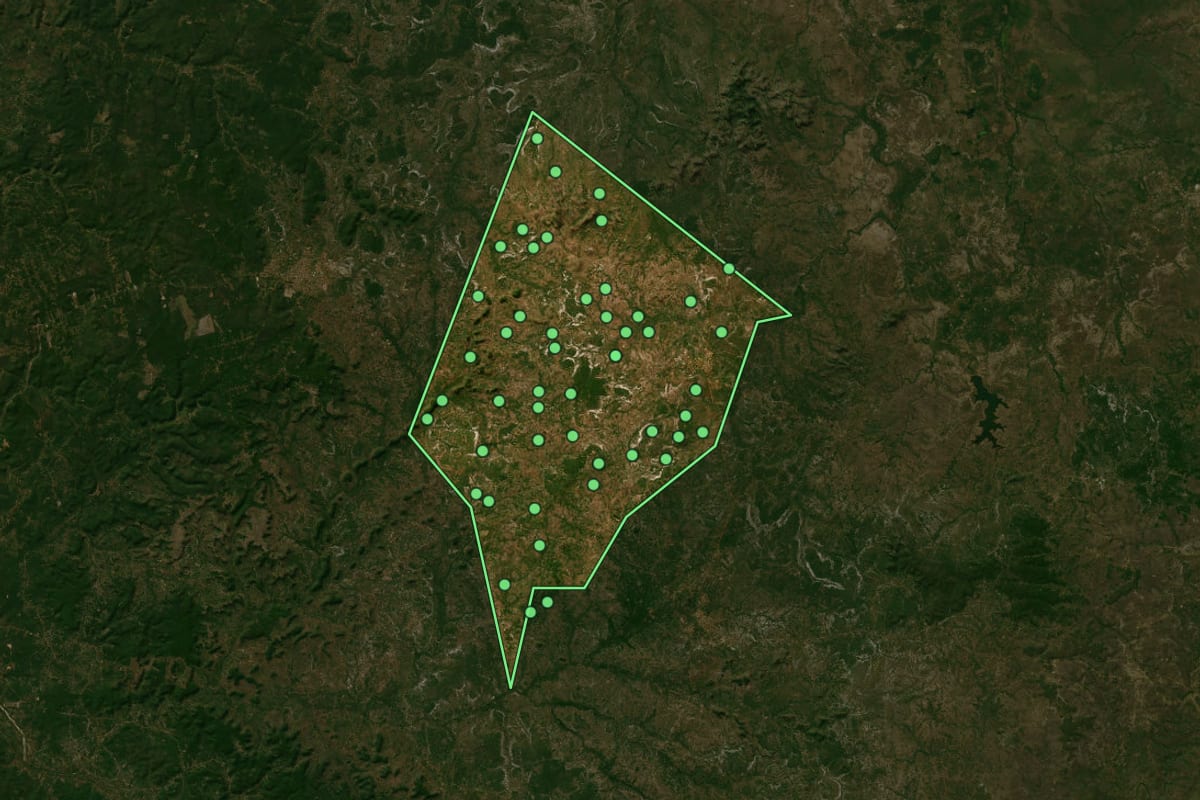 Imagem de satélite de Coivaras (PI), com o contorno do município e a posição dos imóveis desta página.