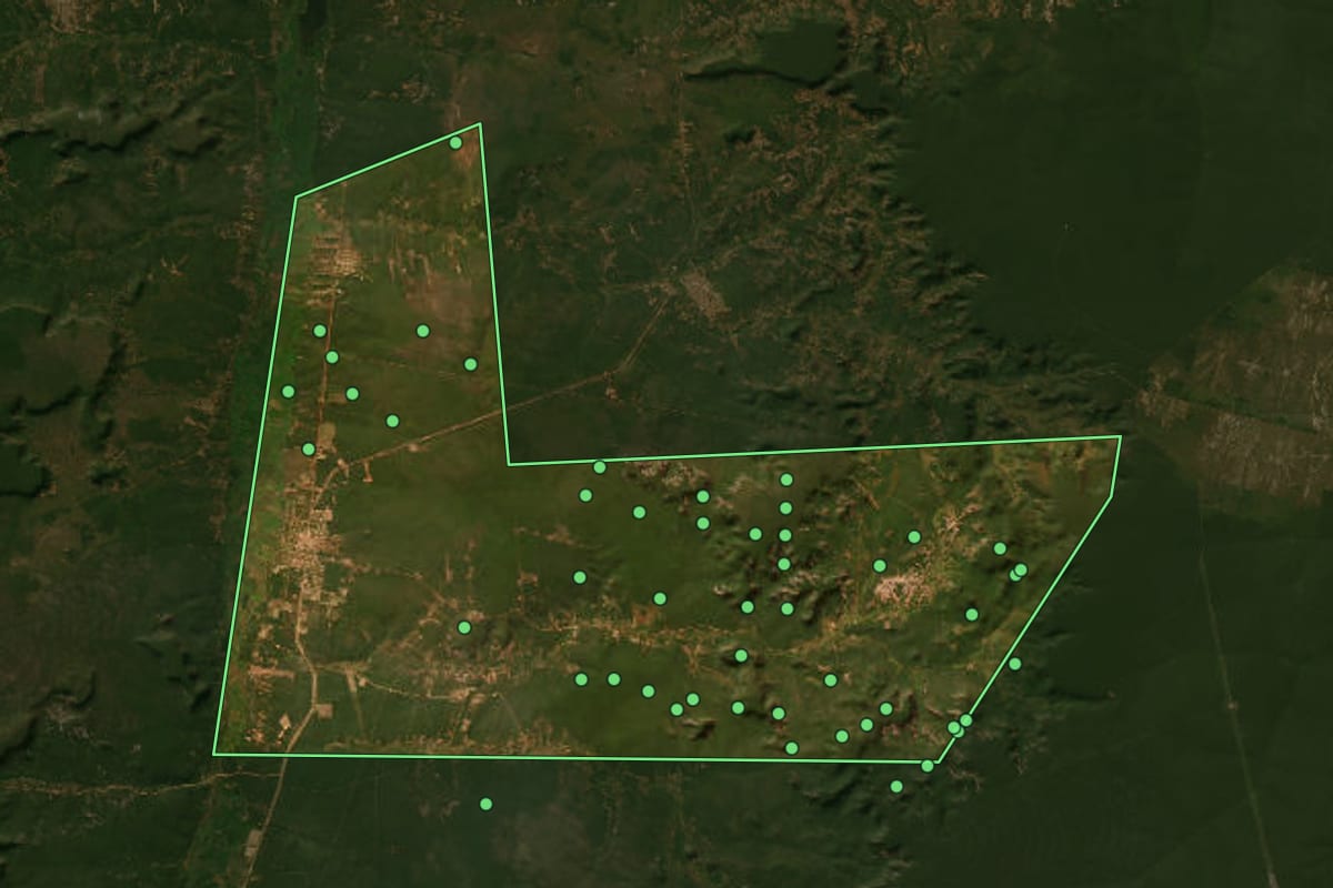 Imagem de satélite de Colônia do Gurguéia (PI), com o contorno do município e a posição dos imóveis desta página.