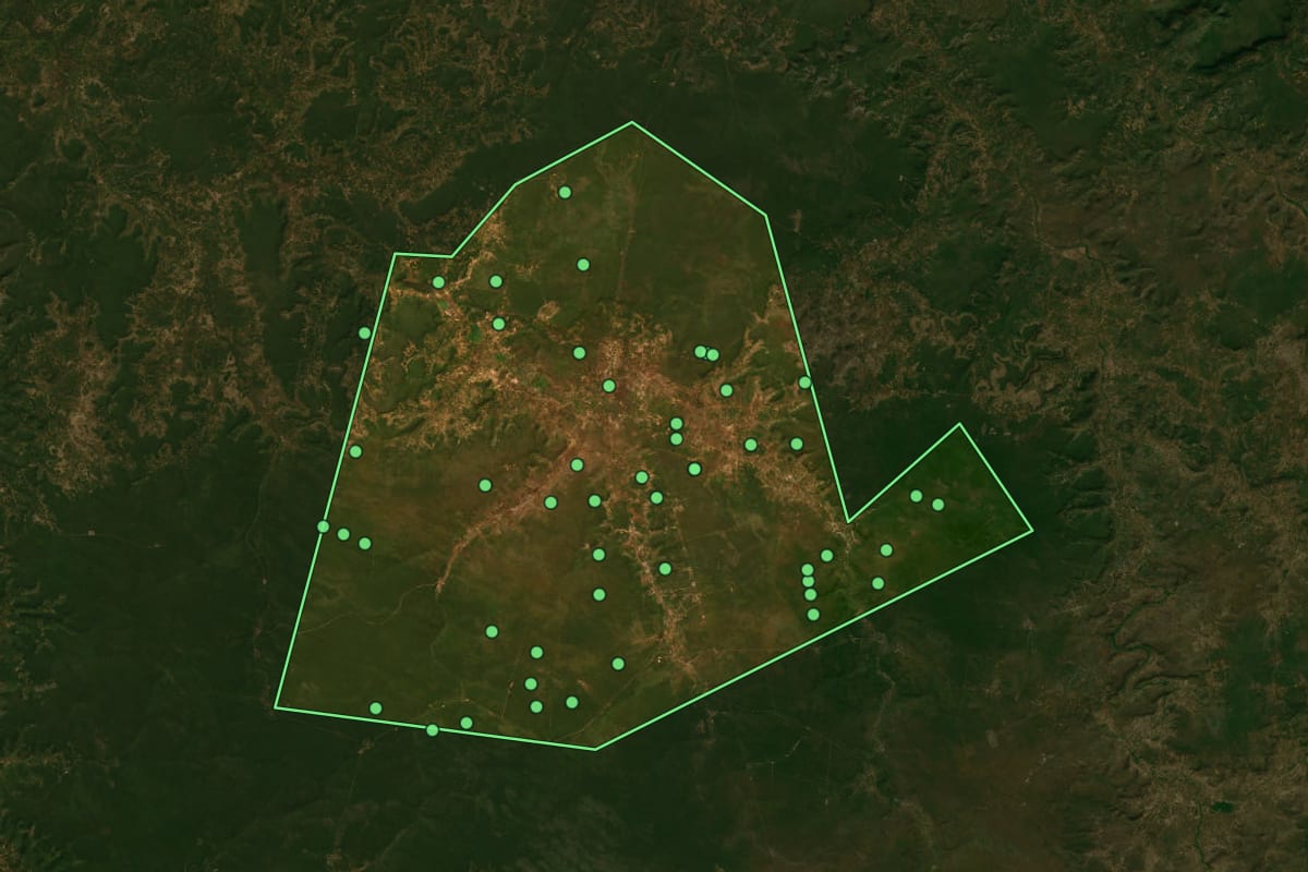 Imagem de satélite de Colônia do Piauí (PI), com o contorno do município e a posição dos imóveis desta página.