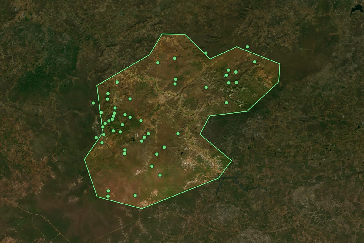 Imagem de satélite de Conceição do Canindé (PI), com o contorno do município e a posição dos imóveis desta página.