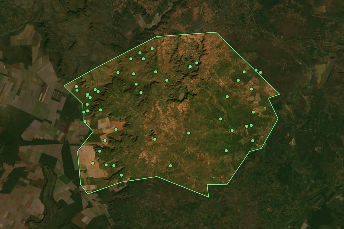Imagem de satélite de Corrente (PI), com o contorno do município e a posição dos imóveis desta página.