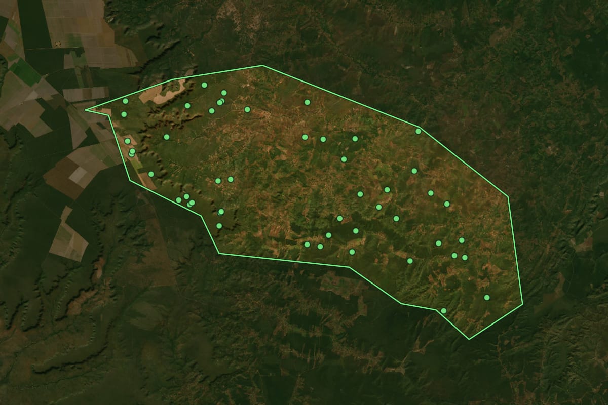 Imagem de satélite de Cristalândia do Piauí (PI), com o contorno do município e a posição dos imóveis desta página.