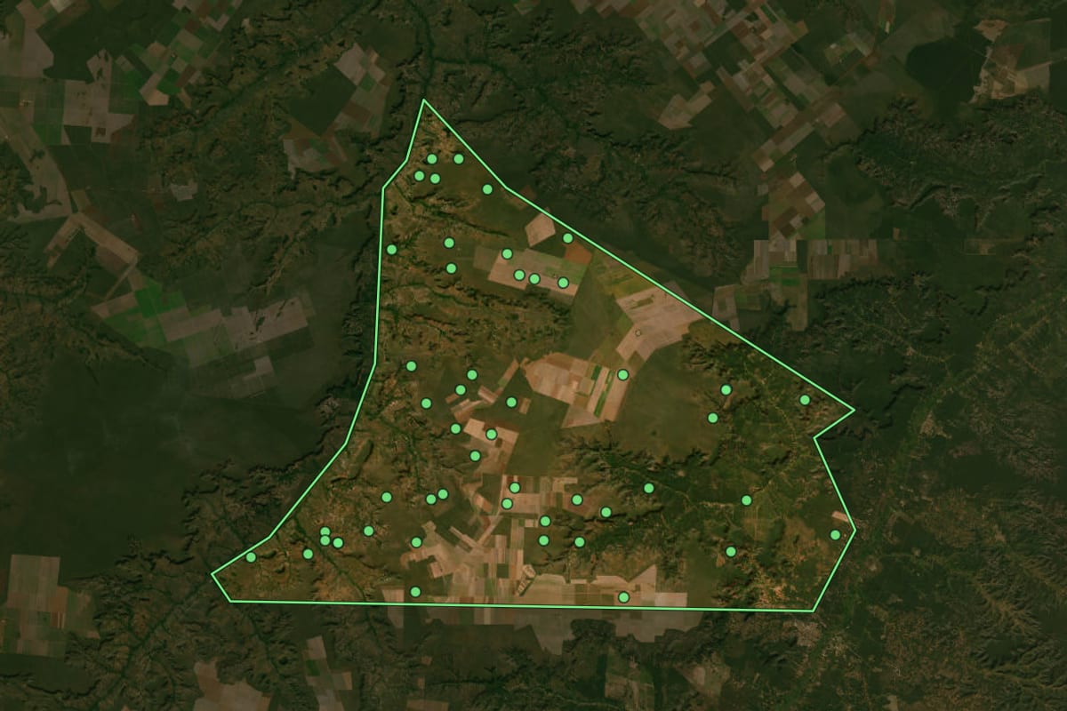 Imagem de satélite de Currais (PI), com o contorno do município e a posição dos imóveis desta página.