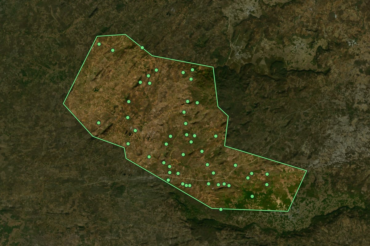 Imagem de satélite de Curral Novo do Piauí (PI), com o contorno do município e a posição dos imóveis desta página.