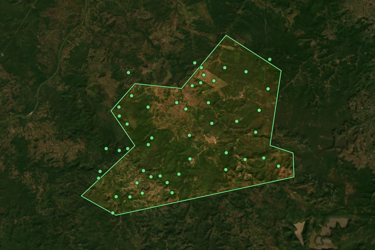 Imagem de satélite de Curralinhos (PI), com o contorno do município e a posição dos imóveis desta página.
