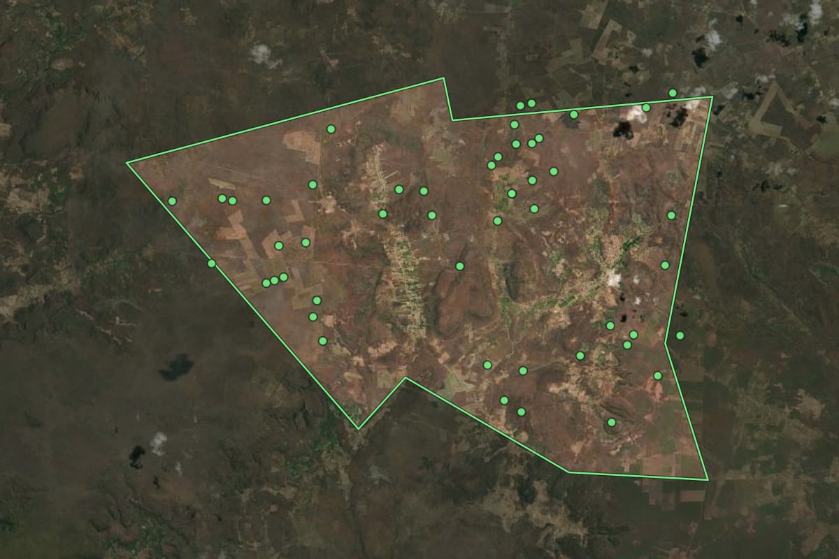 Imagem de satélite de Dom Expedito Lopes (PI), com o contorno do município e a posição dos imóveis desta página.