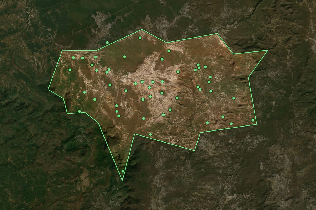 Imagem de satélite de Domingos Mourão (PI), com o contorno do município e a posição dos imóveis desta página.