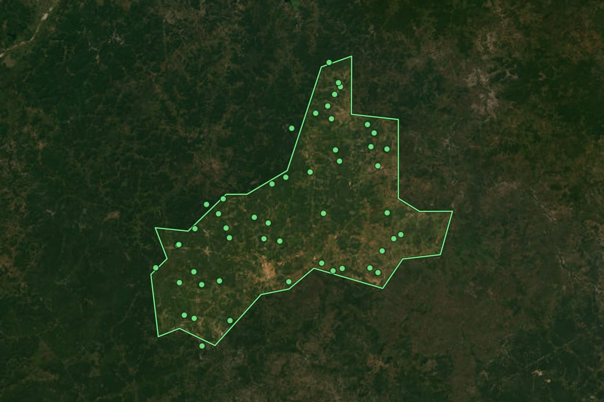 Imagem de satélite de Esperantina (PI), com o contorno do município e a posição dos imóveis desta página.
