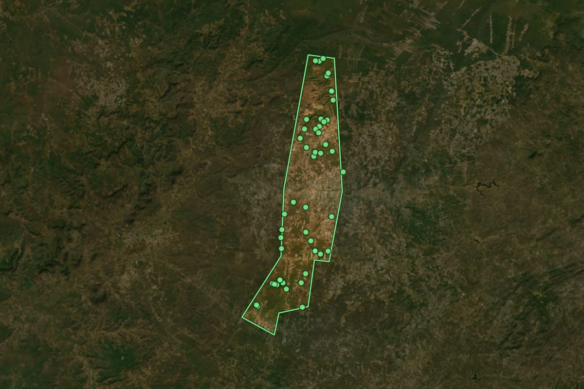 Imagem de satélite de Francisco Santos (PI), com o contorno do município e a posição dos imóveis desta página.