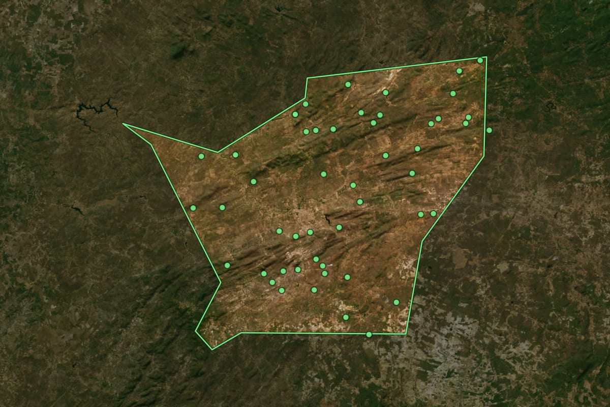 Imagem de satélite de Fronteiras (PI), com o contorno do município e a posição dos imóveis desta página.
