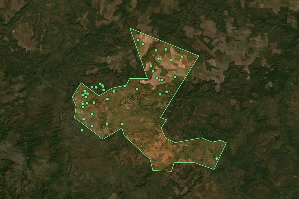 Imagem de satélite de Gilbués (PI), com o contorno do município e a posição dos imóveis desta página.