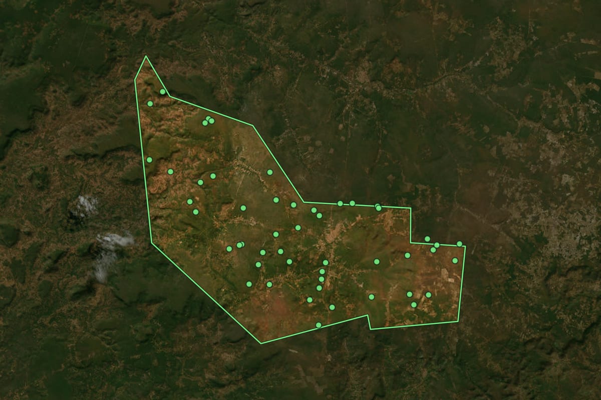 Imagem de satélite de Ipiranga do Piauí (PI), com o contorno do município e a posição dos imóveis desta página.