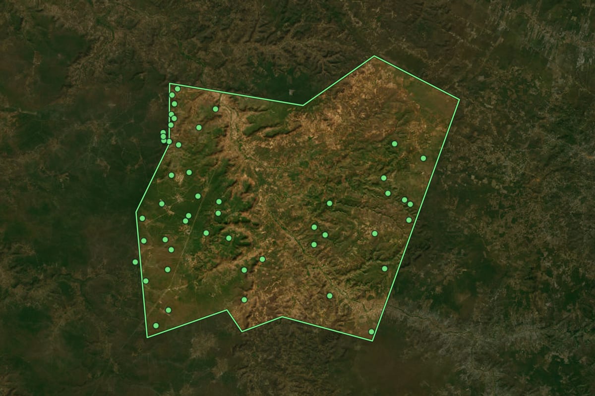 Imagem de satélite de Itainópolis (PI), com o contorno do município e a posição dos imóveis desta página.