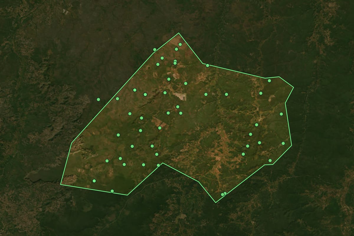 Imagem de satélite de Itaueira (PI), com o contorno do município e a posição dos imóveis desta página.