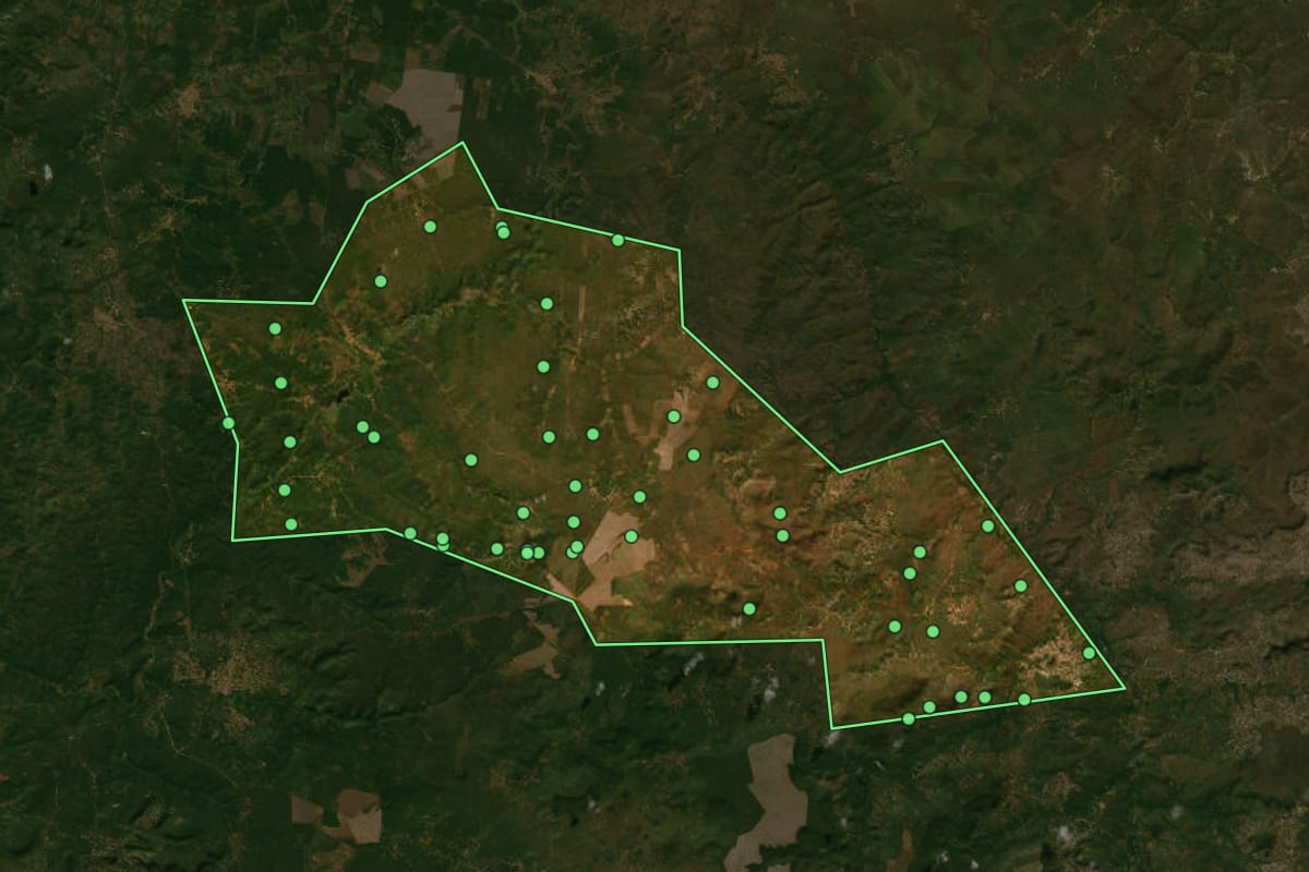 Imagem de satélite de Jardim do Mulato (PI), com o contorno do município e a posição dos imóveis desta página.