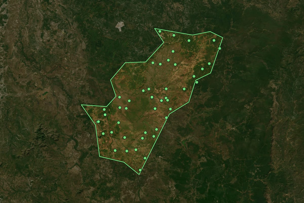 Imagem de satélite de Jatobá do Piauí (PI), com o contorno do município e a posição dos imóveis desta página.