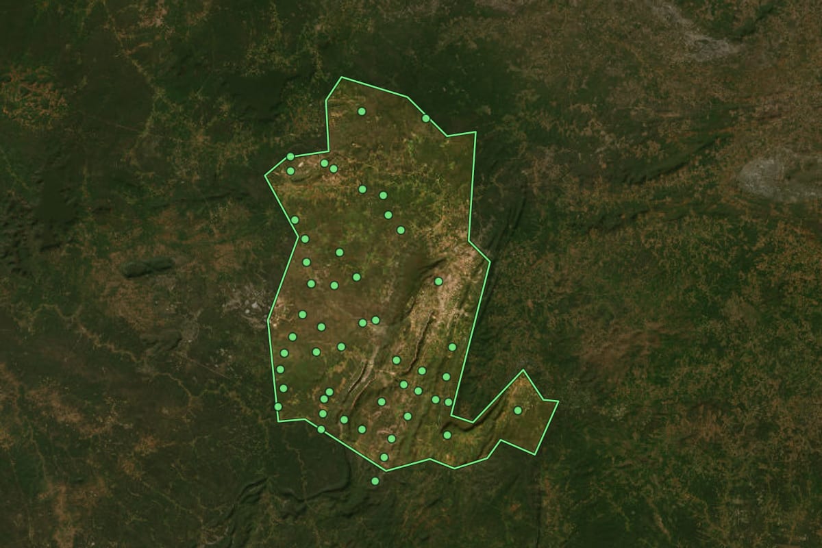 Imagem de satélite de Lagoa do Barro do Piauí (PI), com o contorno do município e a posição dos imóveis desta página.