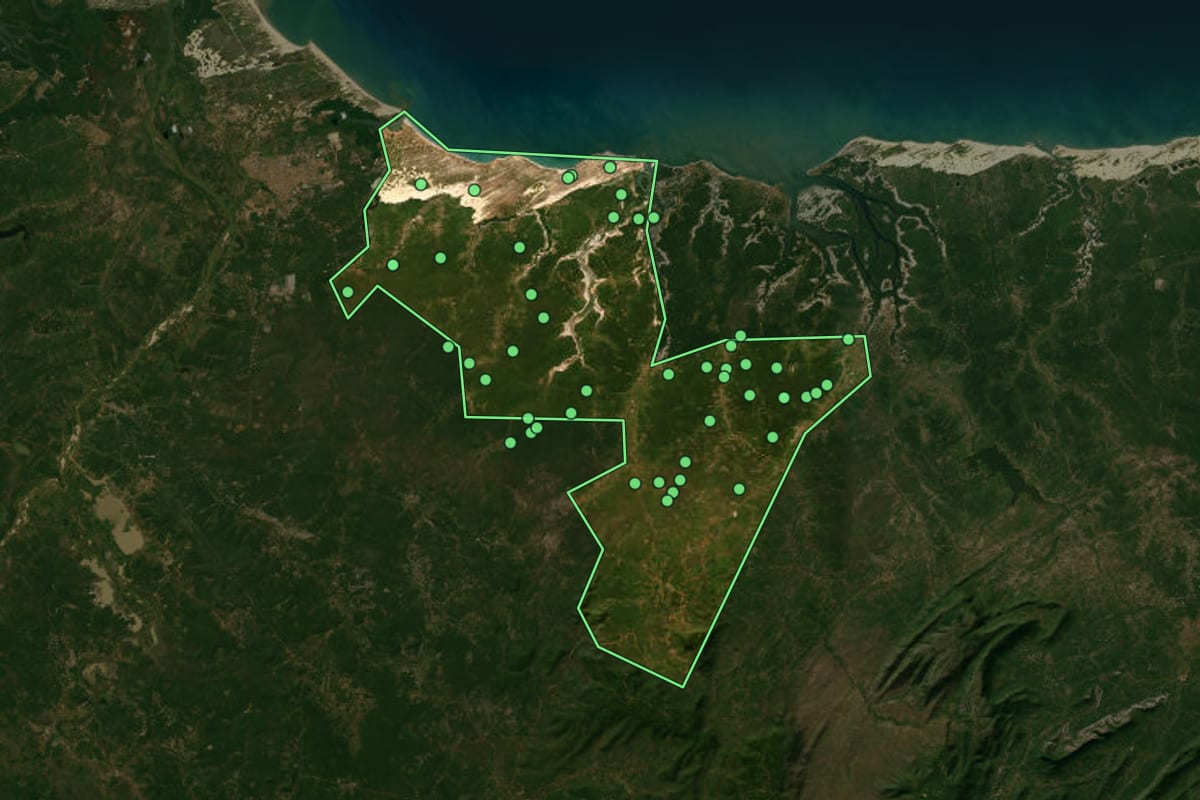 Imagem de satélite de Luís Correia (PI), com o contorno do município e a posição dos imóveis desta página.