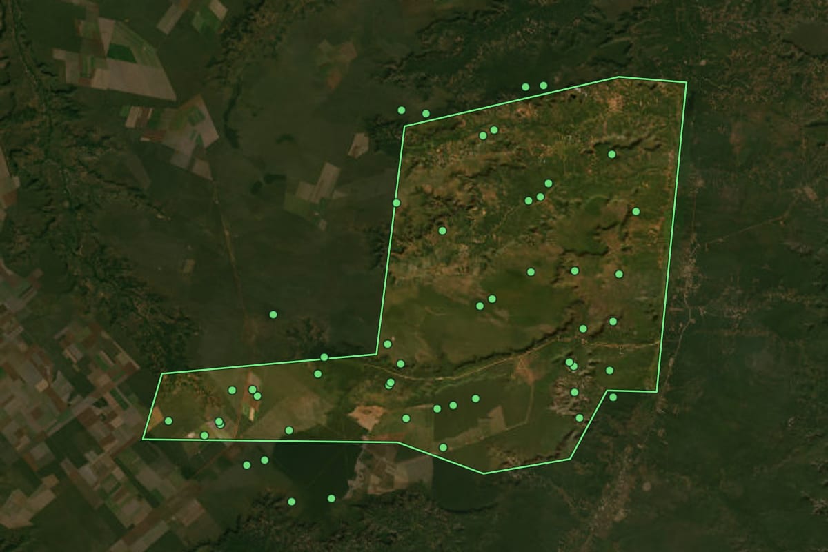 Imagem de satélite de Manoel Emídio (PI), com o contorno do município e a posição dos imóveis desta página.