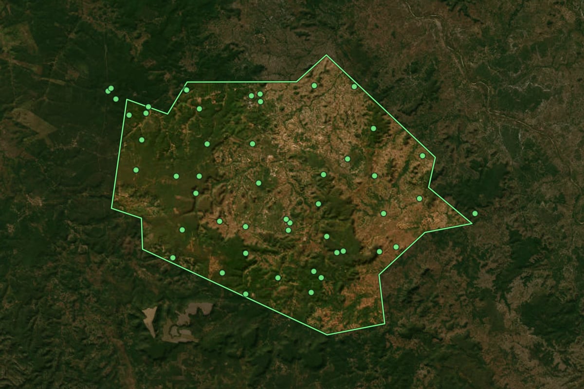Imagem de satélite de Monsenhor Gil (PI), com o contorno do município e a posição dos imóveis desta página.