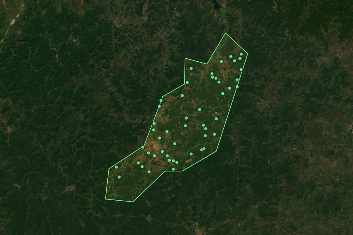 Imagem de satélite de Morro do Chapéu do Piauí (PI), com o contorno do município e a posição dos imóveis desta página.