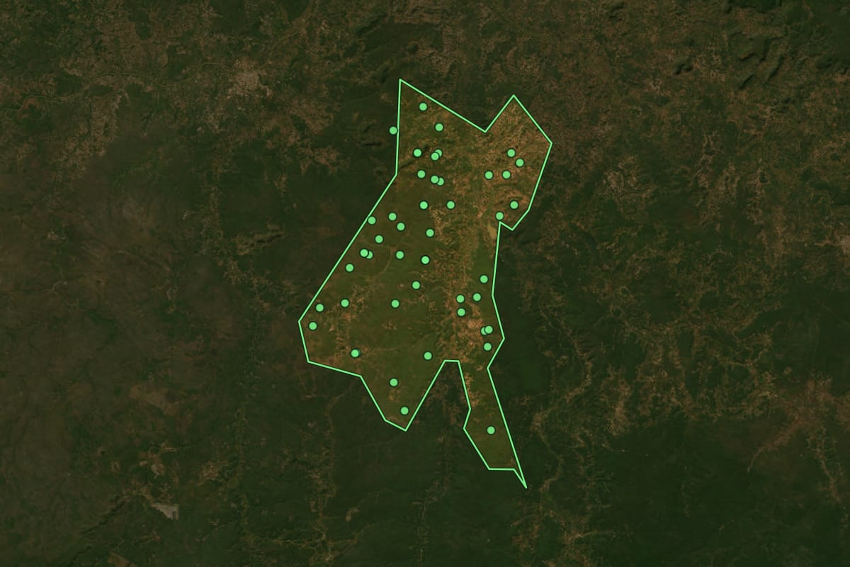 Imagem de satélite de Nazaré do Piauí (PI), com o contorno do município e a posição dos imóveis desta página.