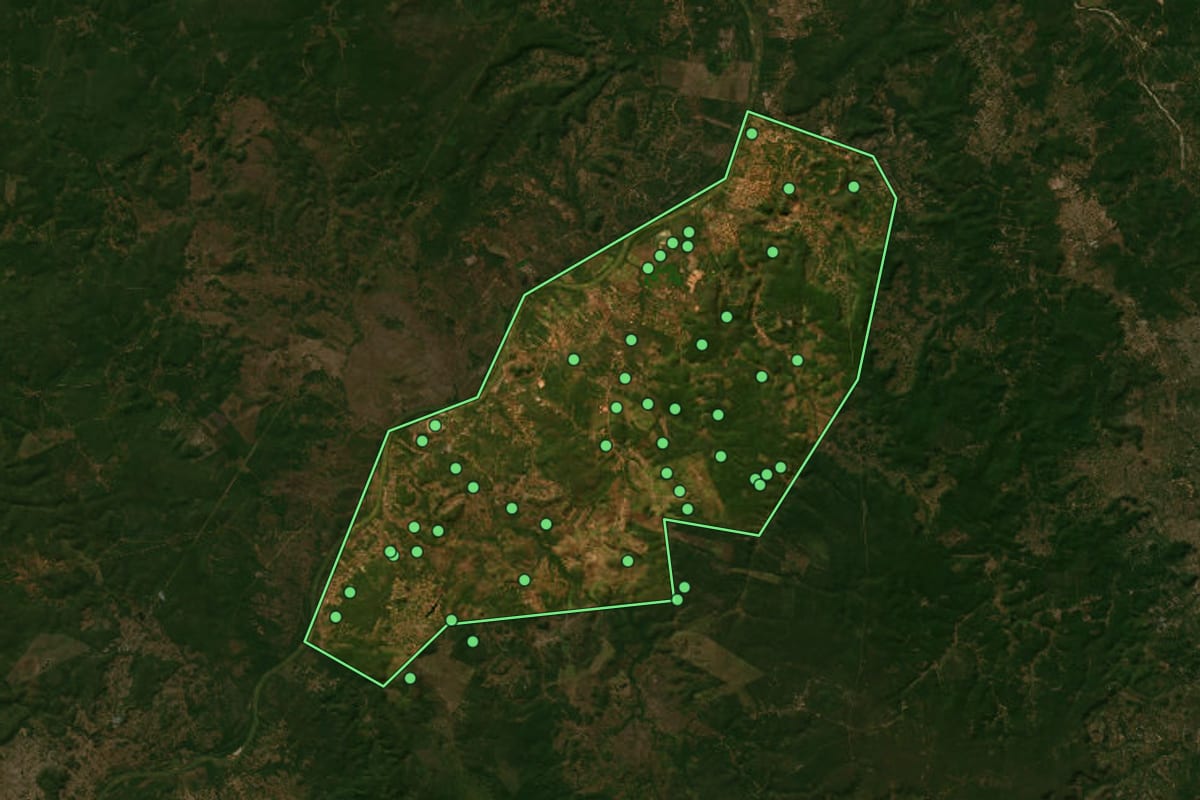 Imagem de satélite de Nazária (PI), com o contorno do município e a posição dos imóveis desta página.