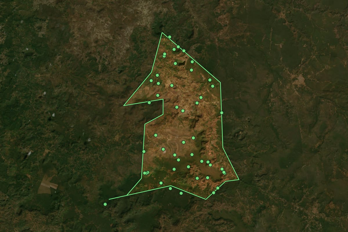 Imagem de satélite de Novo Oriente do Piauí (PI), com o contorno do município e a posição dos imóveis desta página.