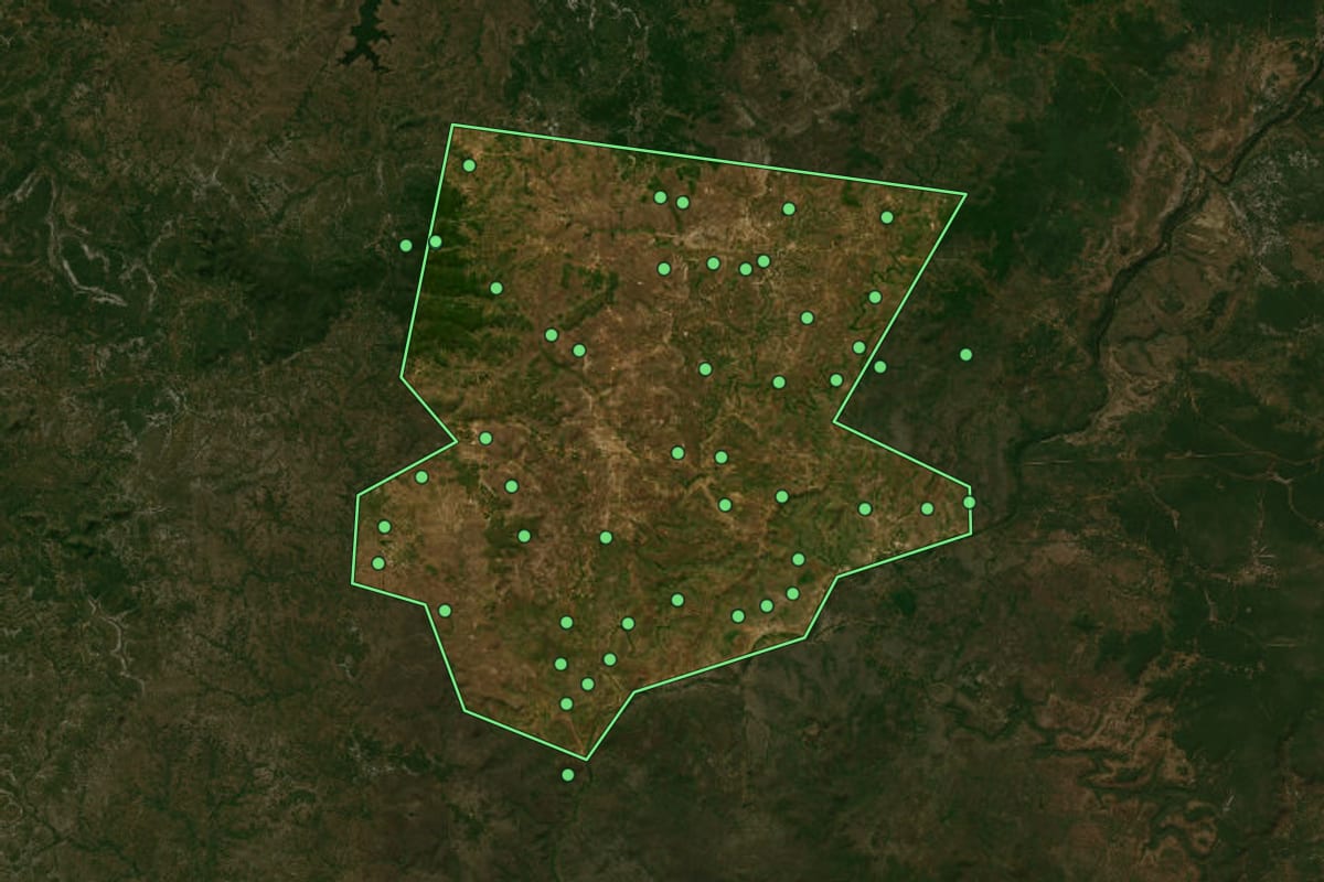 Imagem de satélite de Novo Santo Antônio (PI), com o contorno do município e a posição dos imóveis desta página.
