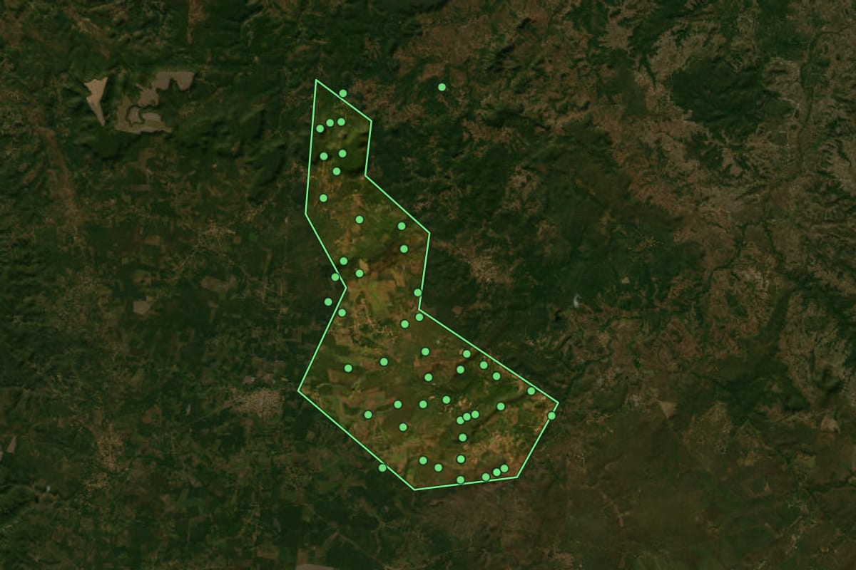 Imagem de satélite de Olho D'Água do Piauí (PI), com o contorno do município e a posição dos imóveis desta página.