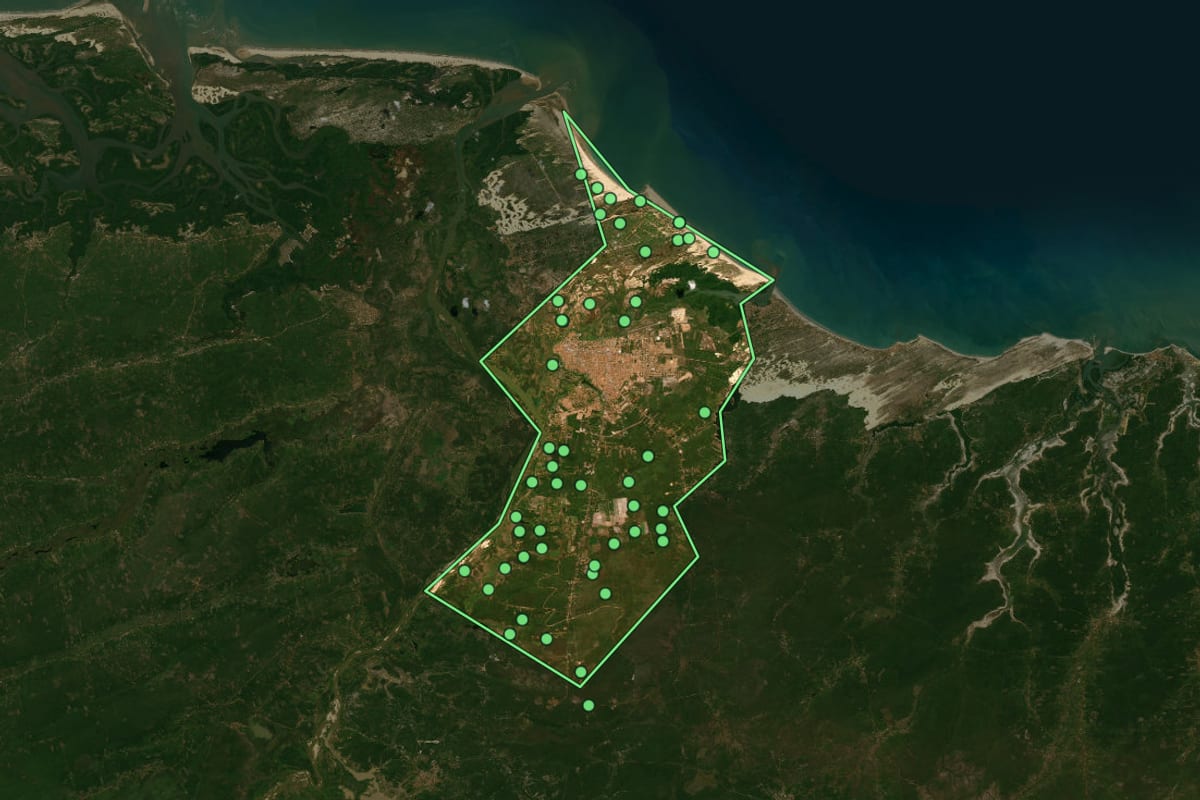 Imagem de satélite de Parnaíba (PI), com o contorno do município e a posição dos imóveis desta página.