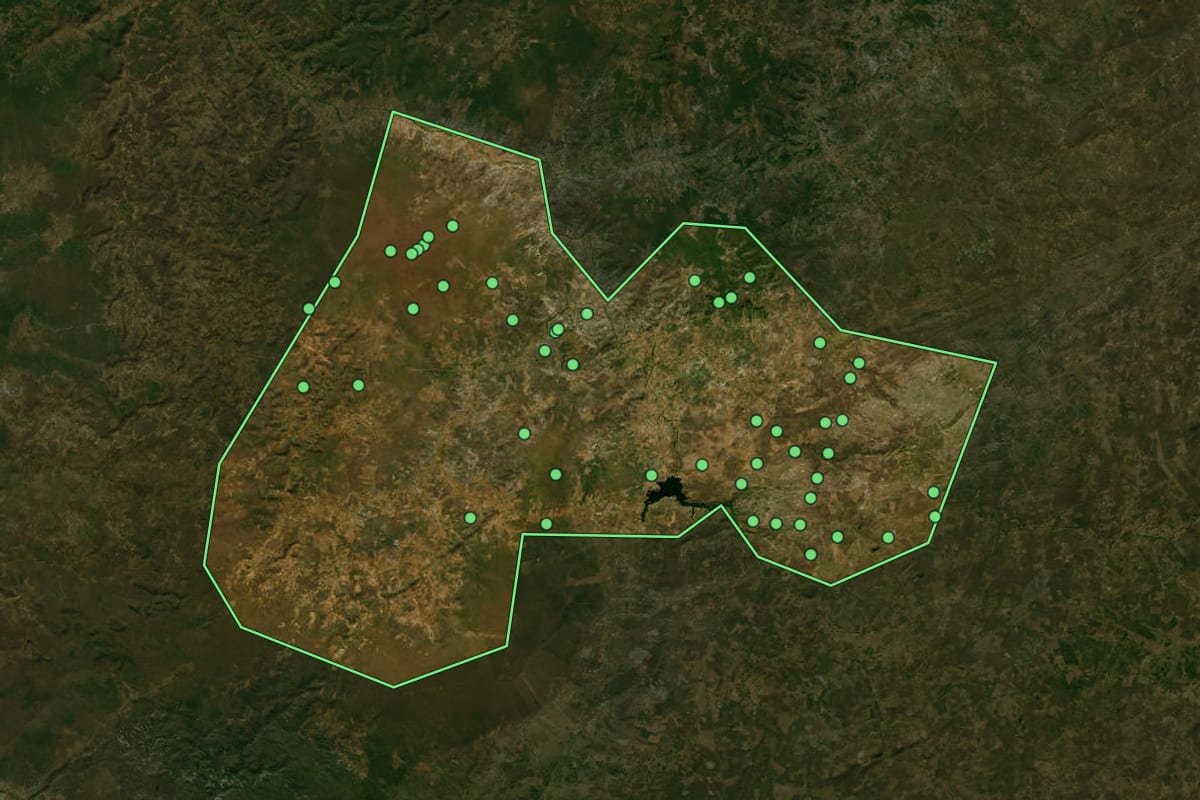 Imagem de satélite de Patos do Piauí (PI), com o contorno do município e a posição dos imóveis desta página.