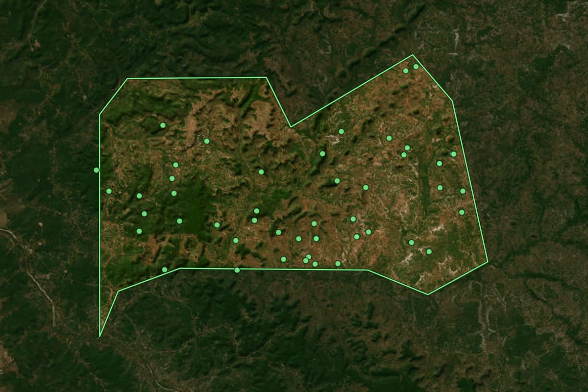 Imagem de satélite de Pau D'Arco do Piauí (PI), com o contorno do município e a posição dos imóveis desta página.