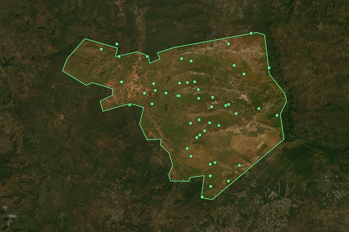 Imagem de satélite de Pimenteiras (PI), com o contorno do município e a posição dos imóveis desta página.