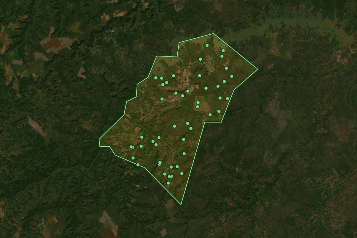 Imagem de satélite de Porto Alegre do Piauí (PI), com o contorno do município e a posição dos imóveis desta página.