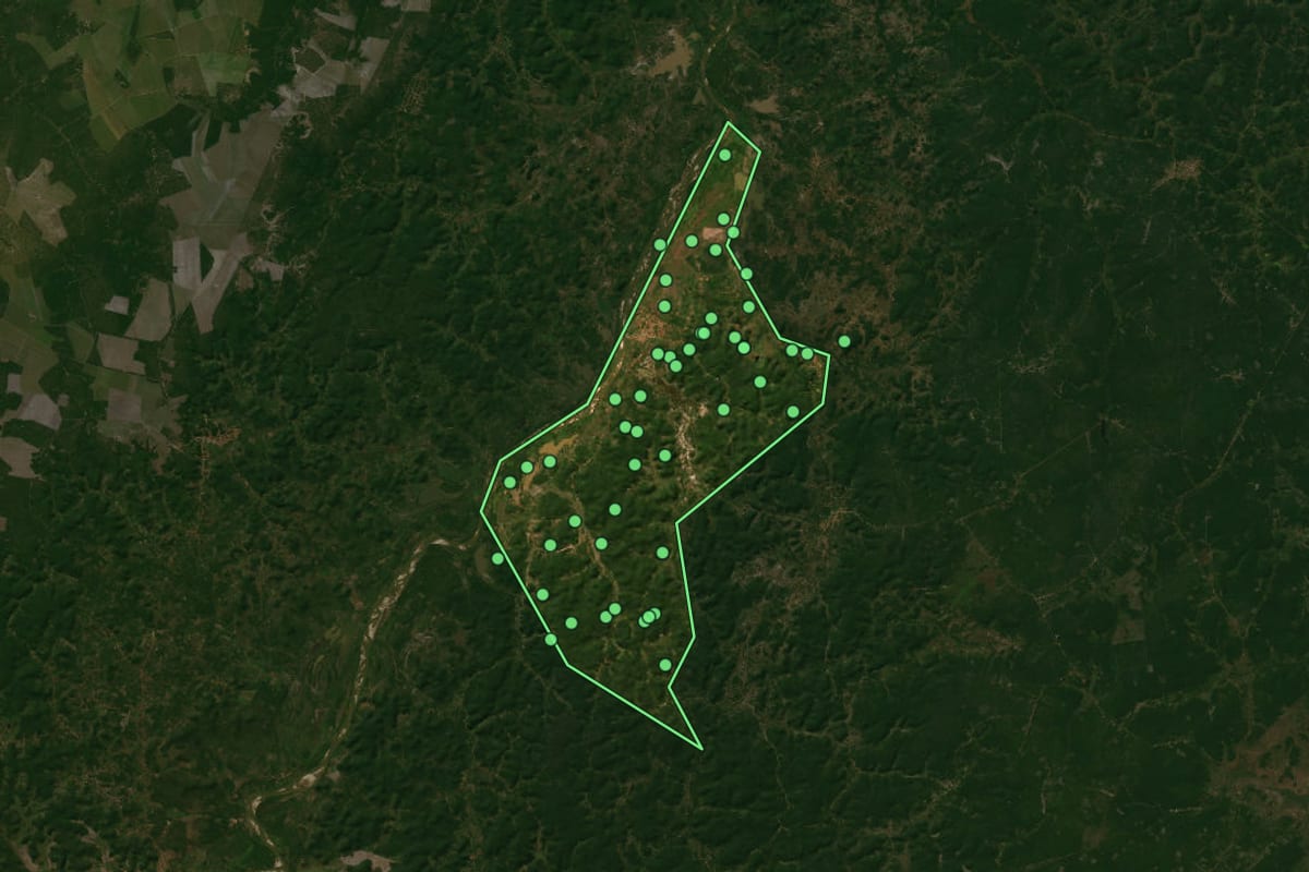 Imagem de satélite de Porto (PI), com o contorno do município e a posição dos imóveis desta página.